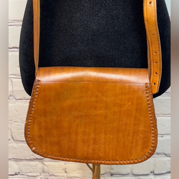 VINTAGE HANDCRAFTED PERFORATED LEATHER CROSSBODY SHOULDER SADDLE BAG WESTERN - Picture 3 of 12